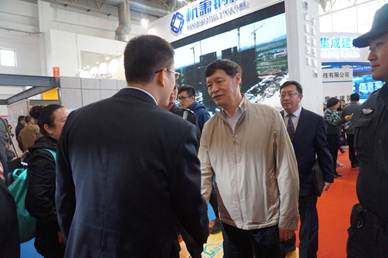 圖：住建部總工程師陳宜明考察參觀杭蕭鋼構(gòu)展臺