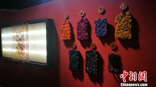 現(xiàn)場(chǎng)展示年畫(huà)雕版 鐘欣 攝