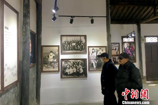 2月4日，“中國？三河攝影小鎮(zhèn)”揭牌儀式暨“一莊，一城，蝶變40年”主題攝影展在安徽省肥西縣三河古鎮(zhèn)舉行。 張強 攝