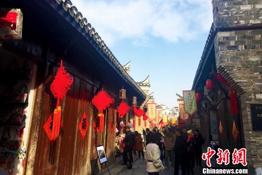 2月4日，“中國？三河攝影小鎮(zhèn)”揭牌儀式暨“一莊，一城，蝶變40年”主題攝影展在安徽省肥西縣三河古鎮(zhèn)舉行。 張強 攝