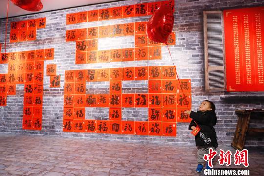 孩子在“?！弊謮η巴嫠Ｖ?。 殷立勤 攝