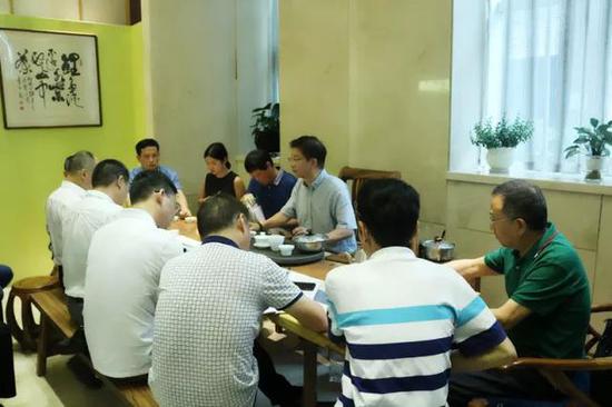 ▲寧德市各區(qū)縣茶葉管理局負責人合議本屆茶博會展位安排