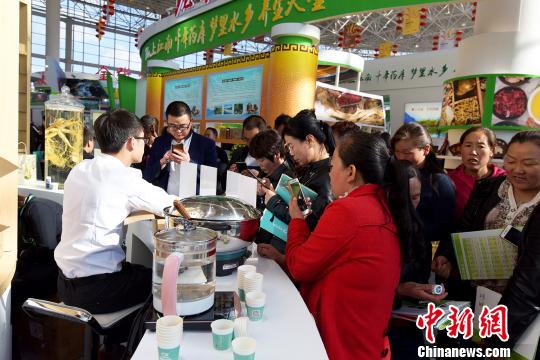 圖位藥博會(huì)展館內(nèi)民眾參觀體驗(yàn)醫(yī)養(yǎng)健康?！＄娦?攝