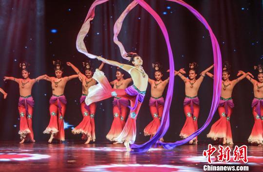 開幕演出中的北京體育大學(xué)舞蹈《樂舞·敦煌》 鐘欣 攝