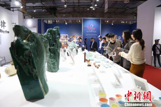 國際館內(nèi)一家外國參展商展位前，不少民眾駐足欣賞?！〗獫?攝