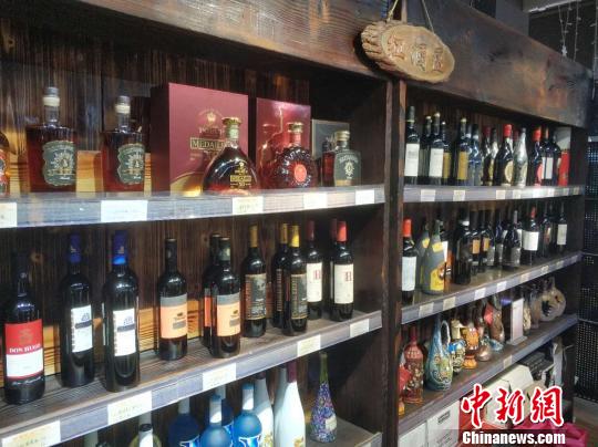 進(jìn)口酒柜臺 周禹龍 攝