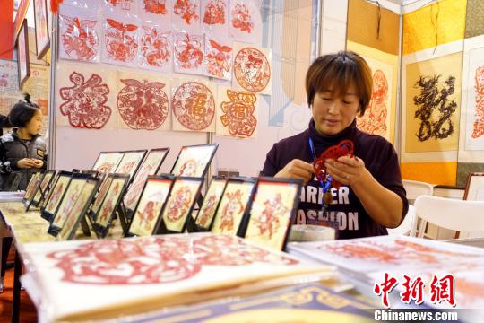 工藝名匠現(xiàn)場展現(xiàn)才藝，傳授技能?！∪螇粞z
