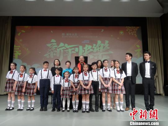招待會(huì)前，柏林華人童聲合唱團(tuán)和旅德青年藝術(shù)家們?yōu)楦鹘鐏碣e獻(xiàn)上了一臺(tái)精彩演出。駐德使館供圖
