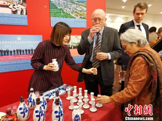 中德兩國來賓在招待會(huì)上品嘗中國汾酒。　鐘欣 攝